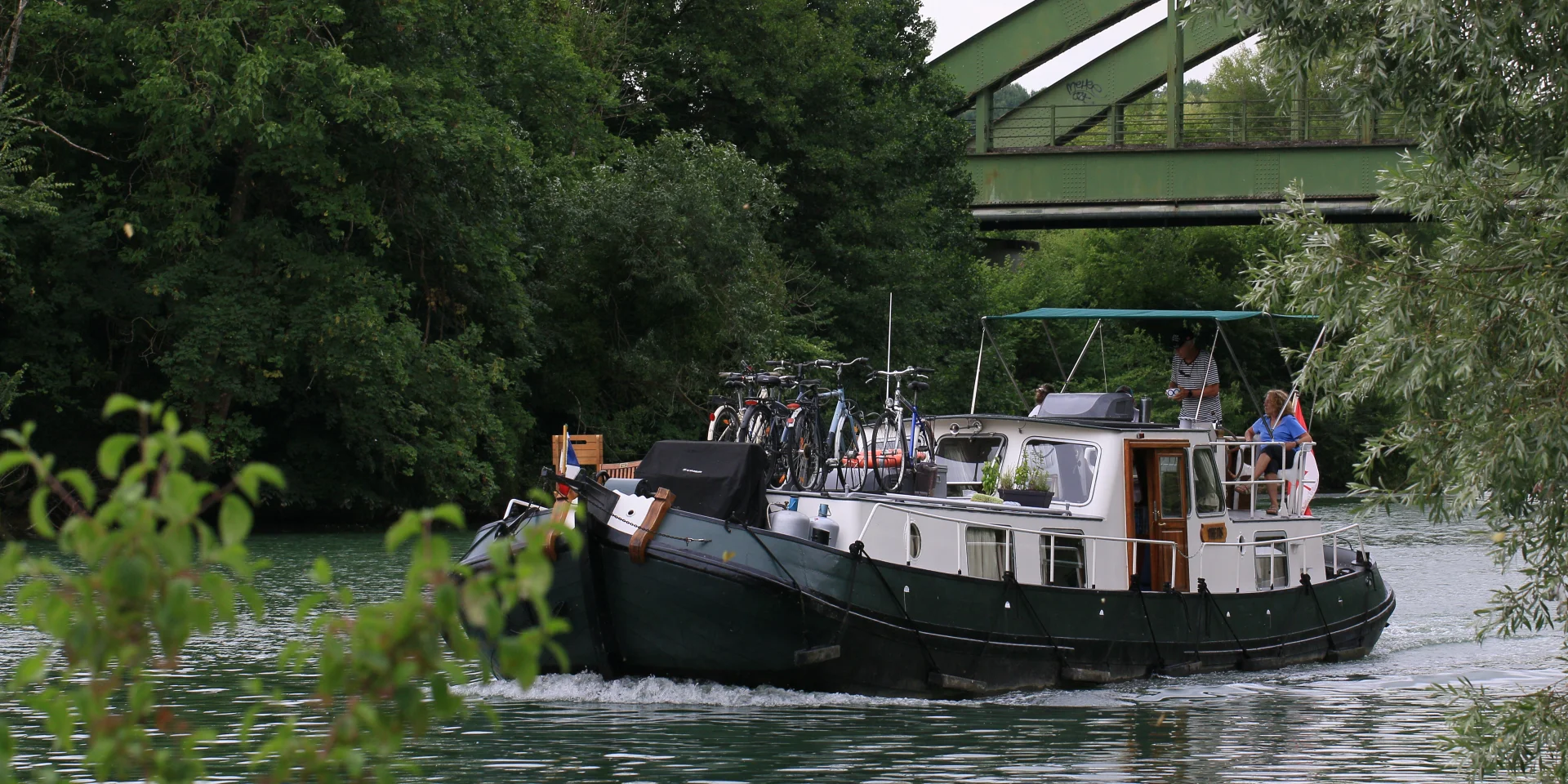Un bateau navigant sur la Marne à Jaulgonne